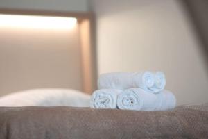 una pila de toallas sentadas encima de una cama en Modern Studio in Prime Location en Vantaa