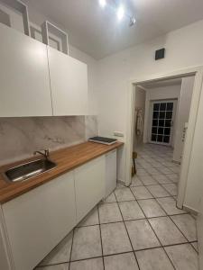 A kitchen or kitchenette at 2 Zimmer Wohnung Pool u. Sauna Zugang möglich