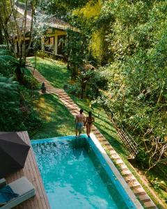 Ulapane的住宿－威爾別墅，两个人站在游泳池里