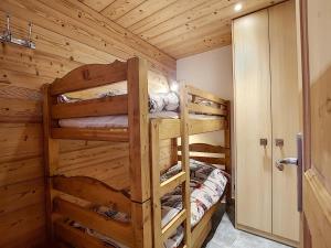 Tempat tidur susun dalam kamar di La Ruche RU0494