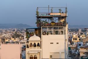 ein Gebäude mit Balkon darüber in der Unterkunft Treebo Trend The Fresco Lake Pichola in Udaipur