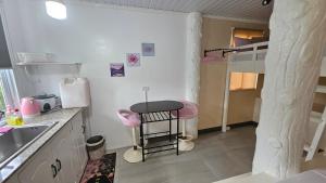 Dapur atau dapur kecil di A Touch of Pink Secret Eco Retreat with Pool, Starlink WiFi, Netflix, Mountain Views - Peaceful Stay in Puerto Princesa Near Underground River, Firefly Watching, and Waterfalls - Perfect Stop Between El Nido, Port Barton, and Puerto City - Scooter Rental