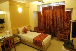 pokój hotelowy z łóżkiem i oknem w obiekcie HOTEL SALEM CASTLE w mieście Selam