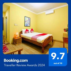 um quarto de hotel com uma cama num quarto em OYO 2047 Opak Village Bed & Breakfast em Bantul