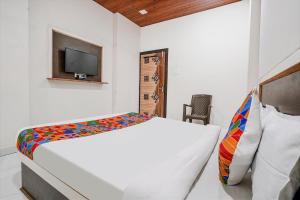 Postel nebo postele na pokoji v ubytování FabExpress Sai Lodging I - Nr Nashik Railway Station