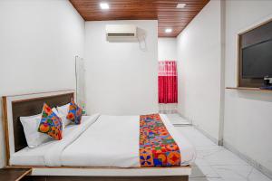 Postel nebo postele na pokoji v ubytování FabExpress Sai Lodging I - Nr Nashik Railway Station