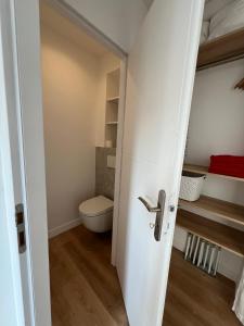 uma casa de banho com WC e uma porta branca em Bel appartement proche de cannes em Vallauris