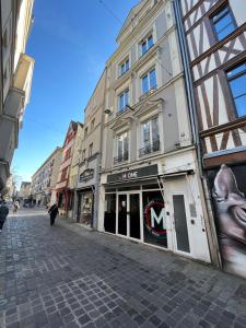 una calle en una ciudad con un edificio en Rouen hypercentre appartement T2 en Ruan