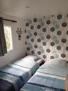 Posteľ alebo postele v izbe v ubytovaní Camping Domaine des Iscles + 16 fotografií