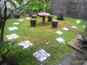 Kebun di luar Bracha house