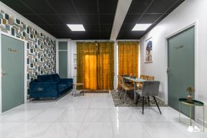 a living room with a blue couch and a table at MBA Splendide Appart - Girardot - Montreuil Centre in Montreuil