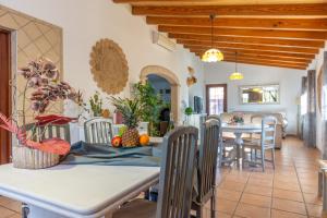 een keuken en eetkamer met een tafel en stoelen bij Can Antich in Lloseta