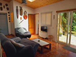 a living room with a couch and a tv at Casa Abora puro arte in Breña Alta