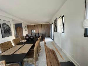 a dining room with a table and chairs at Villa Nomade proche de Cannes in Vallauris