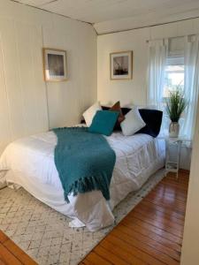 Un dormitorio con una cama con una manta verde. en Cozy Beach - Direct Waterfront!, en East Haven