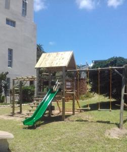 einen Spielplatz mit einer grünen Rutsche im Hof in der Unterkunft 13 Chesapeake Bay in Margate