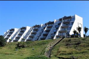 ein großes Apartmenthaus auf einem Hügel mit Palmen in der Unterkunft 13 Chesapeake Bay in Margate