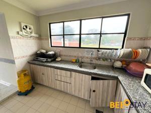 Η κουζίνα ή μικρή κουζίνα στο Melaka Afamosa Villa 10-12PAX with Private Pool & Free BBQ Grill +69 φωτογραφίες
