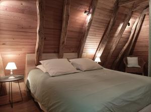 サン・シプリアンにあるNoisette and Coの木造キャビン内のベッド1台が備わるベッドルーム1室を利用します。