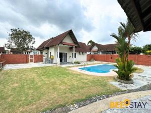 a house with a swimming pool in a yard at Melaka Afamosa DAmour Villa 12PAX with Private Pool & BBQ in Kampong Alor Gajah