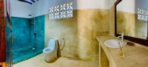 bagno con lavandino, doccia e servizi igienici di Lazy Beach House a Kiwengwa