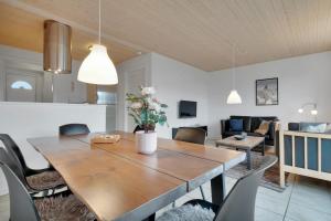 comedor y sala de estar con mesa y sillas en Jyllandsgade 5c - Holiday Home In The Heart Of Lkken, en Løkken