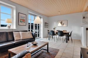 sala de estar con sofá y mesa en Jyllandsgade 5c - Holiday Home In The Heart Of Lkken, en Løkken