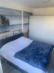 um quarto com uma cama com um cobertor azul em Euphoria/luxurious accomodation em Košice
