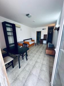 una sala de estar con una mesa y un sofá en Stella Udacha Apartments & Studios, en Sunny Beach
