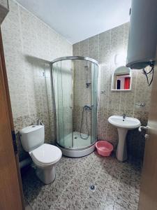 Un baño con ducha, inodoro y lavabo. en Stella Udacha Apartments & Studios, en Sunny Beach