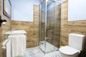 a bathroom with a shower and a toilet and a sink at Hotel Rural Frías in Trias