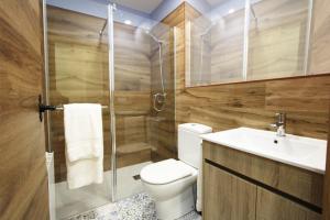 a bathroom with a toilet and a sink and a shower at Hotel Rural Frías in Trias