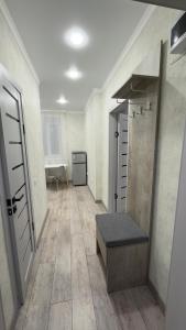Zimmer mit einem Schrank mit einer Bank in der Unterkunft ЖК Отау Сити2 in Kökschetau