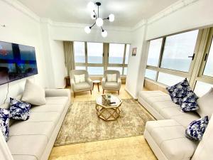 uma sala de estar com um sofá e uma mesa em Alexandria Luxury Apartments Stanley Direct Sea View em Alexandria