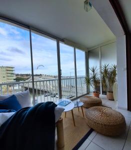 een woonkamer met uitzicht op de oceaan bij Front de mer Golfe de Saint-Tropez in Sainte-Maxime