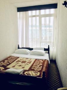 a bed in a room with a window at KAYAPALI OTEL in Bursa