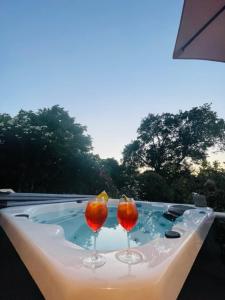 two wine glasses sitting on top of a hot tub at Le Val d'escure in Saint-Raphaël