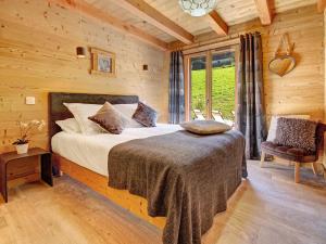 Ένα ή περισσότερα κρεβάτια σε δωμάτιο στο Chalets des Aravis Kitz et Buhel avec Jacuzzi 12 et 15 personnes