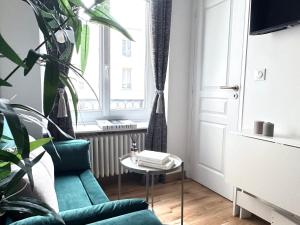salon z zieloną kanapą i stołem w obiekcie 1587 - Cosy apartment in Paris Olympic Games 2024 w Paryżu