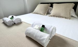 białe łóżko z ręcznikami i zestawem kosmetyków w obiekcie 1587 - Cosy apartment in Paris Olympic Games 2024 w Paryżu