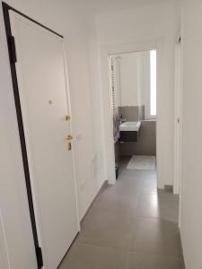 baño con puerta blanca y lavamanos en CASA LEDA, en Pescara