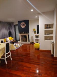 ein Wohnzimmer mit Holzböden und Kamin in der Unterkunft duplex de luxo haut standing bord de plage avec piscine privée chauffée intérieurs in Esposende