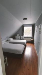 a bedroom with two beds and a window at Vakantiehuis Horsterwold in Zeewolde