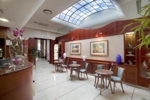 Ο χώρος του lounge ή του μπαρ στο Palace Hotel