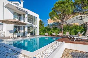 una imagen de una casa con piscina en Villa mit Privatpool, Whirlpool, 350 Meter zum Strand, en Dramalj