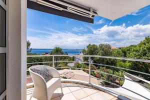 Un balcón con una silla y vistas al océano. en Villa mit Privatpool, Whirlpool, 350 Meter zum Strand, en Dramalj