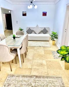 una sala de estar con un sofá y una mesa en ALEX HOMES - Stanley Cozy Apartments with Direct Sea View, en Alejandría
