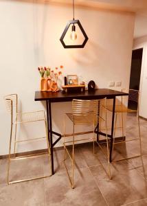 uma sala de jantar com mesa e cadeiras em דירת נופש נוף לכנרת em Migdal