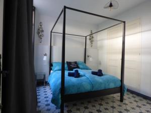 Ένα ή περισσότερα κρεβάτια σε δωμάτιο στο Pool House Renoir mit geheiztem Pool und Privatgarten