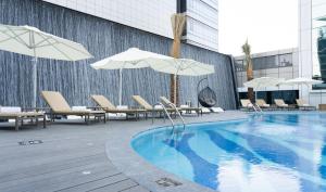 Bazén v ubytování Al Khoory Sky Garden Hotel nebo v jeho okolí